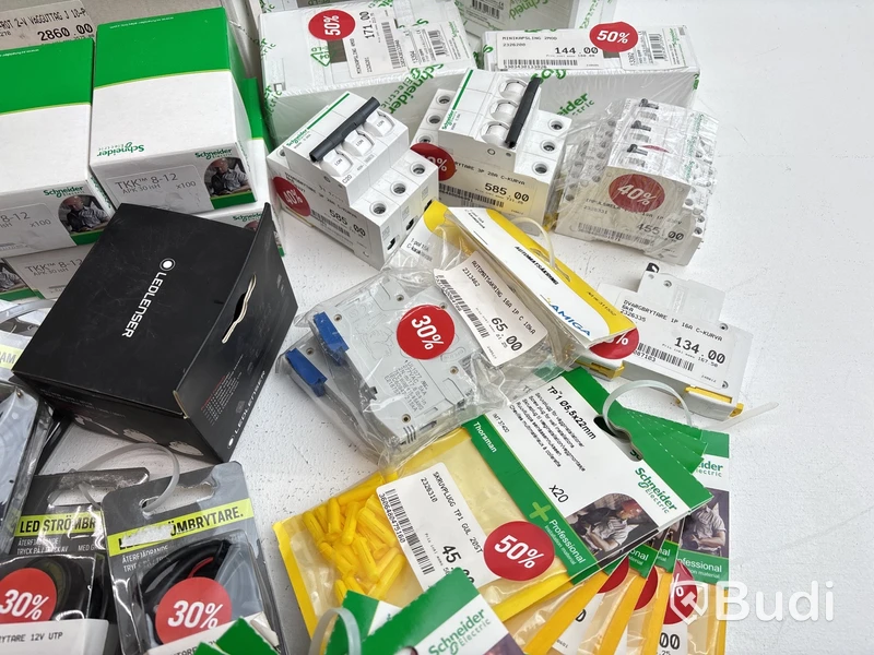 Parti med diverse elprodukter